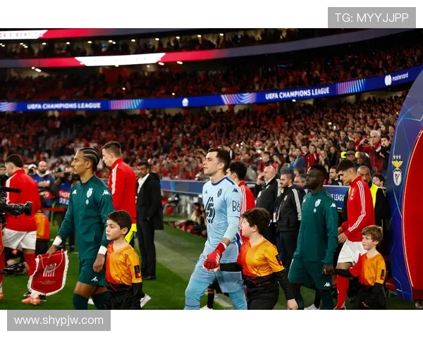 本泽马捧最佳球员奖杯难掩遗憾球队遭遇赛季首场失利 本泽马捧最佳球员奖杯难掩遗憾球队遭遇赛季首场失利